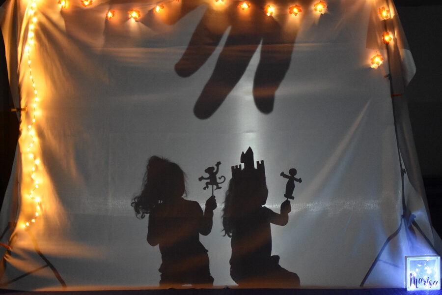 Niños jugando con marionetas de sombras