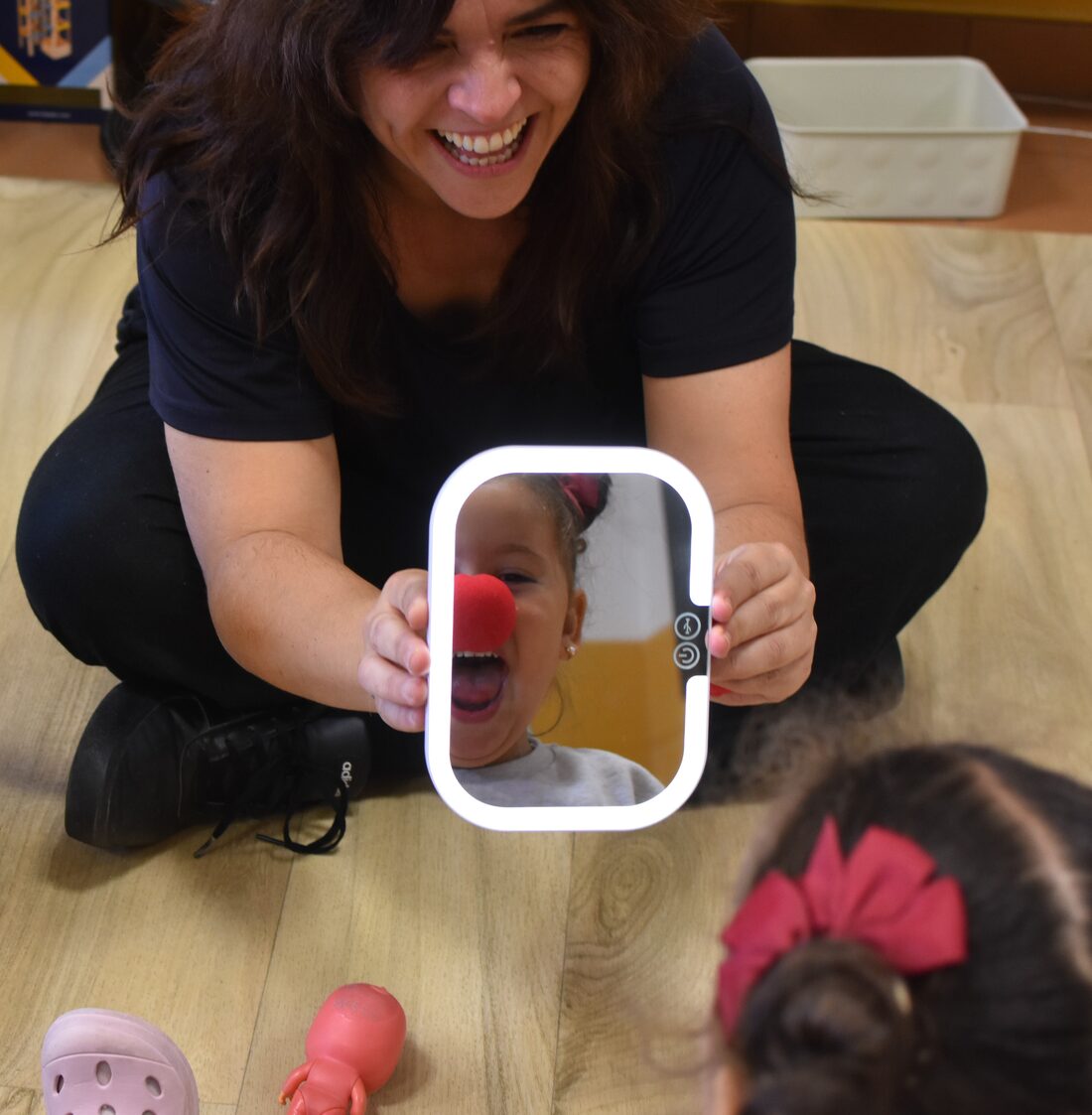 Marisa Navarro con un niño en una sesión