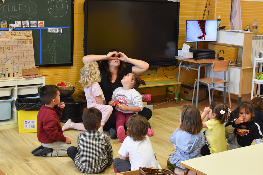 Grupo de niños en una dinámica de aula